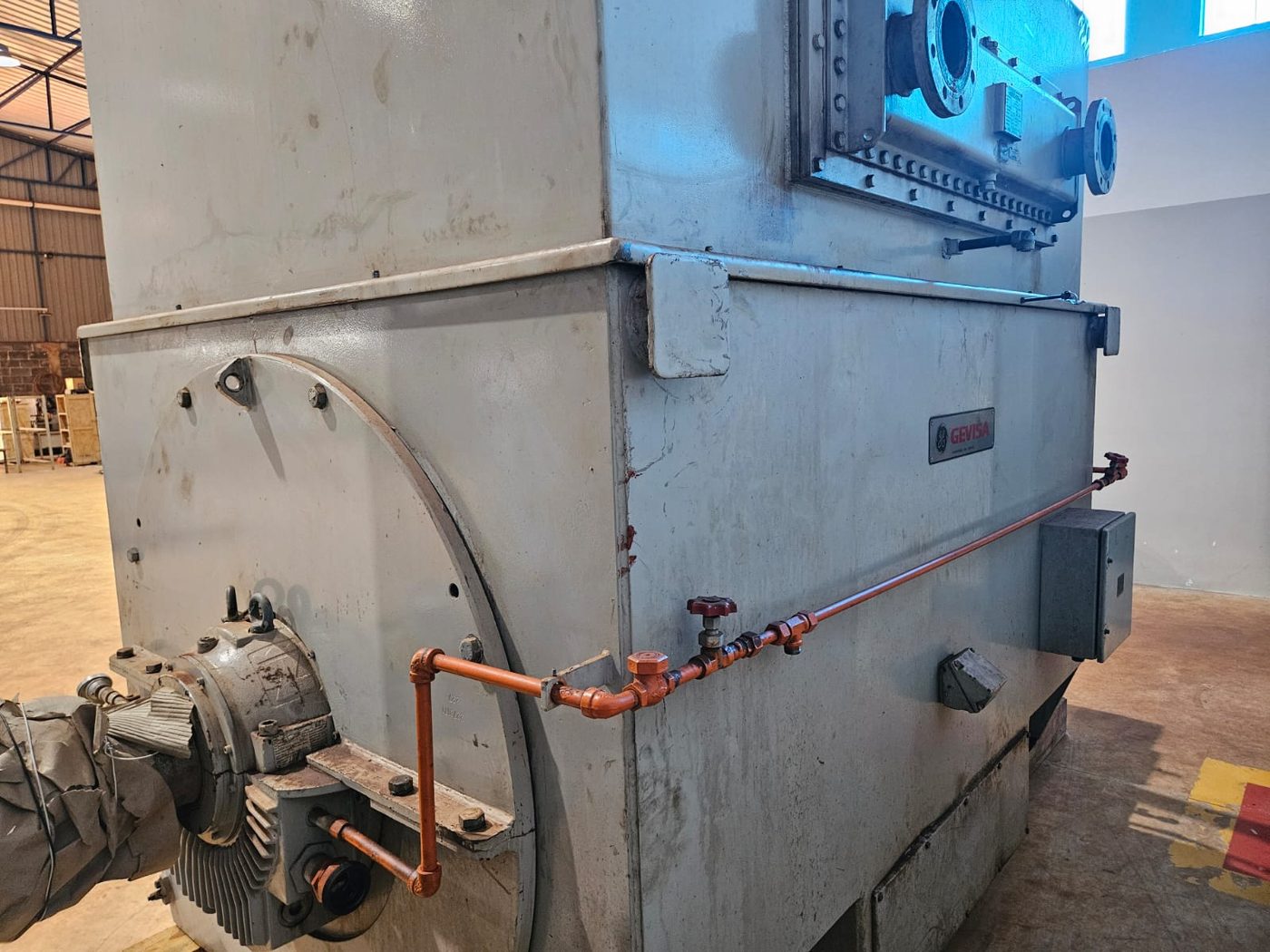 Gerador síncrono GE Gevisa de 5.000 kVA posicionado em galpão
